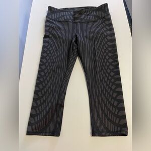 ALO Airbrush Capri Yoga Black Patterned Leggings sz M